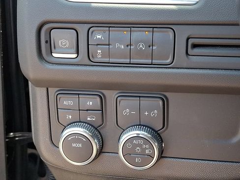 Certified 2023 GMC Yukon SLE w/ Gmc Pro Safety Plus Package AWD/4WD image 24