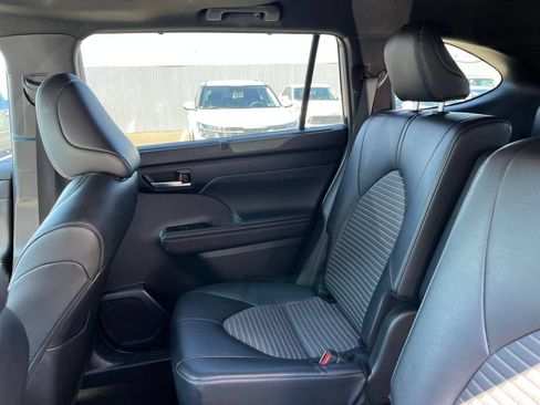 Used 2024 Toyota Highlander XSE FWD image 32