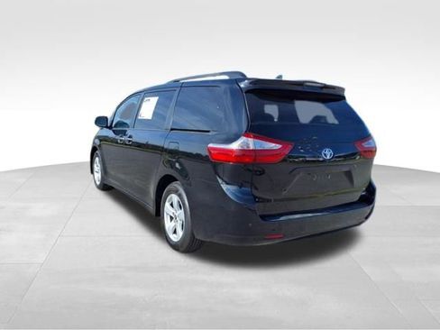 Used 2018 Toyota Sienna XLE image 7