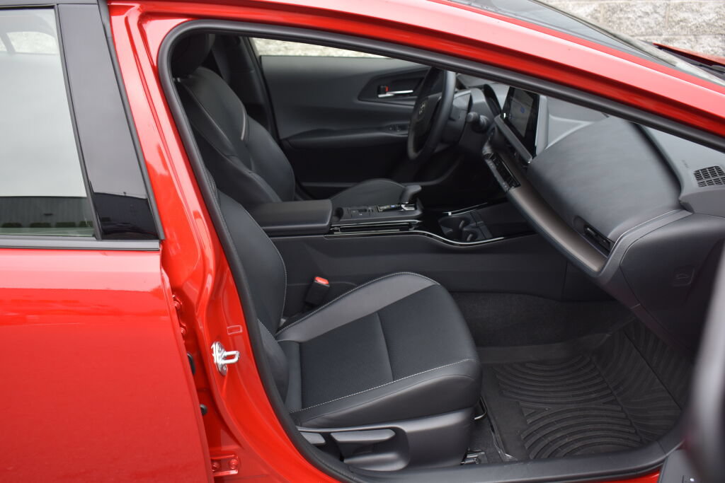 Certified 2026 Toyota Prius XLE FWD image 25