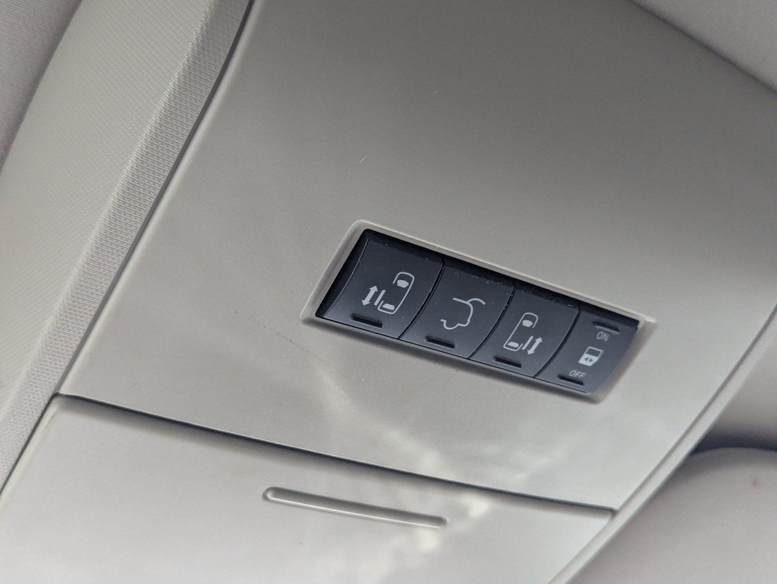 Used 2013 Chrysler Town & Country Touring FWD image 16