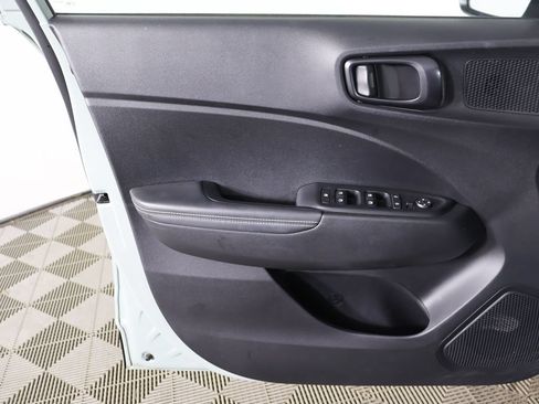 Used 2025 Hyundai Venue Limited FWD image 18