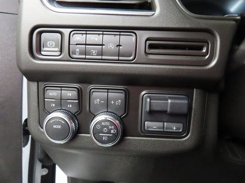 Used 2024 GMC Yukon XL SLT image 47