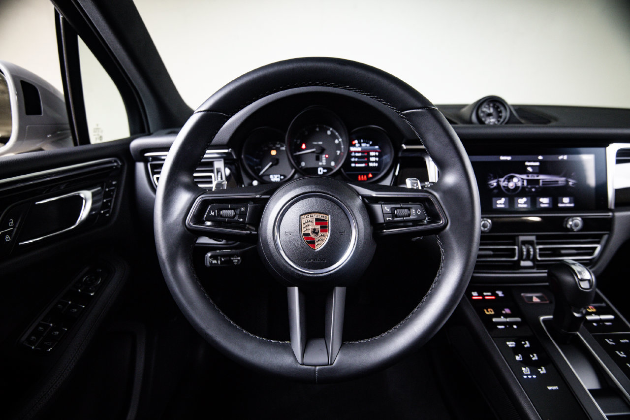 Certified 2025 Porsche Macan AWD/4WD image 25