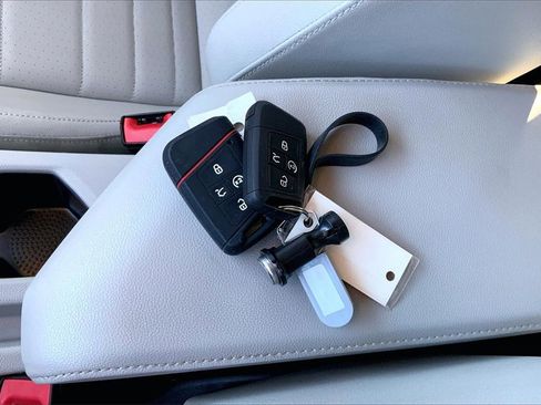 Used 2023 Volkswagen Jetta SE image 33