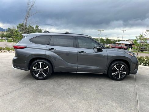 Used 2022 Toyota Highlander XSE FWD image 8