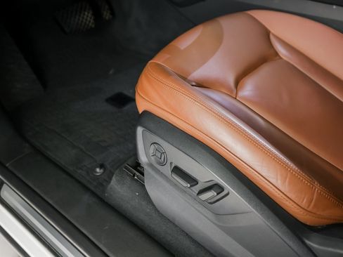 Used 2022 Audi Q8 Premium image 14