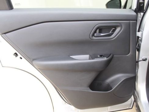 Used 2024 Nissan Rogue S image 29