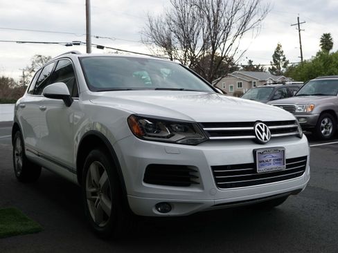 Used 2014 Volkswagen Touareg TDI image 7
