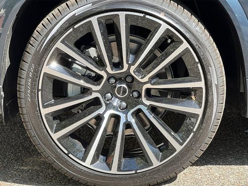 Certified 2025 Volvo XC90 B6 Ultra w/ Lounge Package image 27