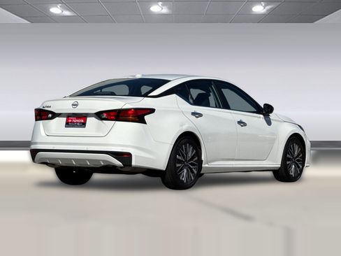 Used 2025 Nissan Altima 2.5 SV FWD image 9