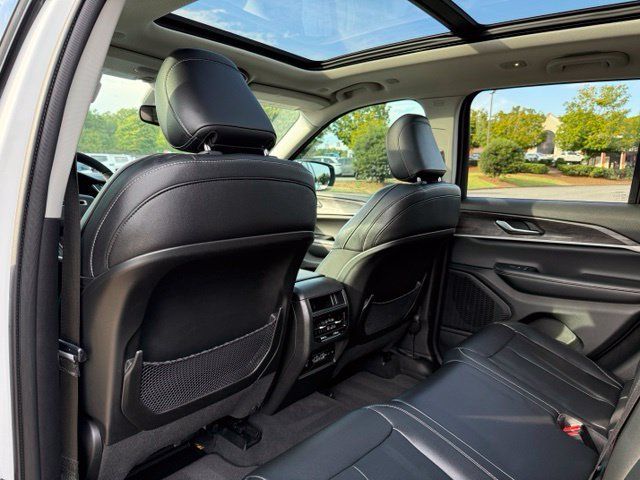 Used 2023 Jeep Grand Cherokee Limited w/ Black Appearance Package RWD image 28