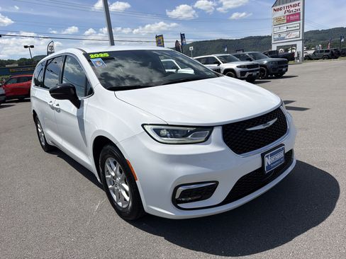 Used 2025 Chrysler Pacifica Select FWD image 3