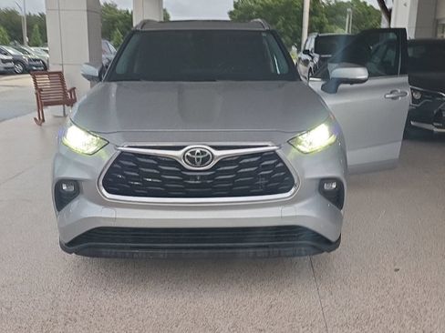 Used 2023 Toyota Highlander Limited FWD image 3