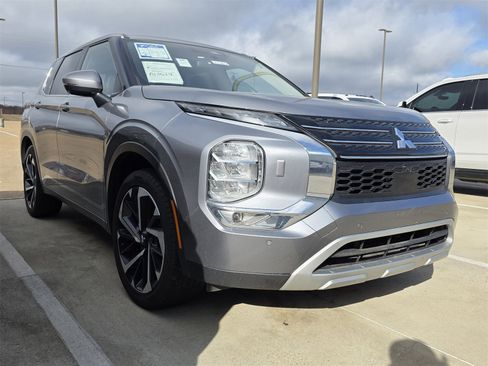 Used 2024 Mitsubishi Outlander SE image 3