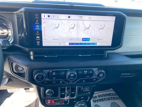 Used 2025 Jeep Wrangler Willys image 9