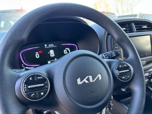 Used 2025 Kia Soul LX w/ LX Technology Package FWD image 25