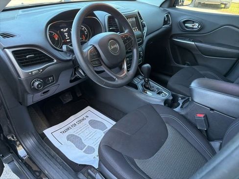 Used 2019 Jeep Cherokee Latitude w/ Popular Appearance Group FWD image 23