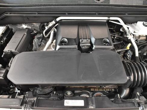 Used 2024 Chevrolet Colorado Z71 w/ Z71 Convenience Package 2 AWD/4WD image 3