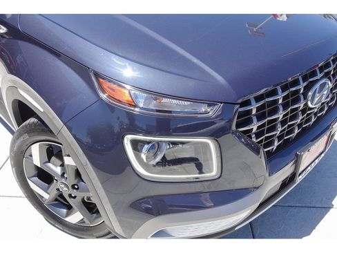 Used 2021 Hyundai Venue FWD image 2