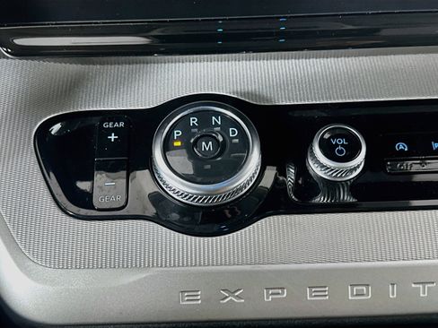 Used 2025 Ford Expedition Active AWD/4WD image 25