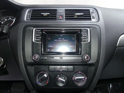 Used 2017 Volkswagen Jetta S image 32
