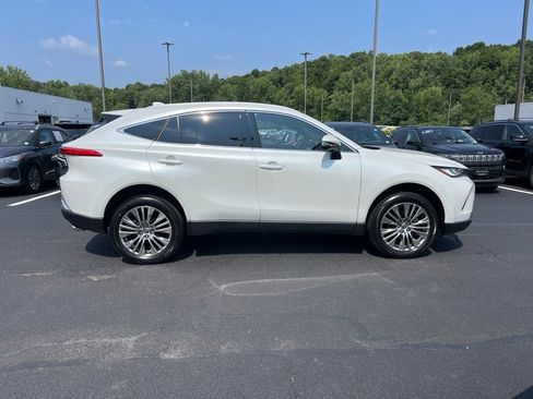 Used 2024 Toyota Venza XLE AWD/4WD image 6