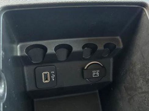 Used 2019 Jeep Cherokee Latitude Plus FWD image 30