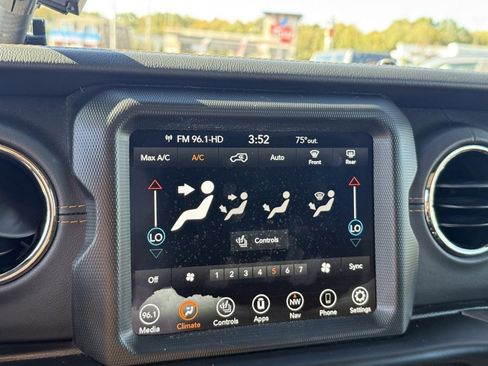 Used 2022 Jeep Wrangler Unlimited Sahara image 22
