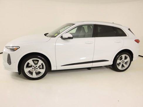 Certified 2025 Audi Q5 Prestige AWD/4WD image 2
