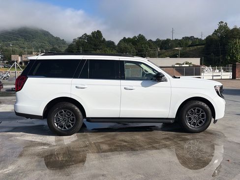 Certified 2025 Ford Expedition Active AWD/4WD image 2