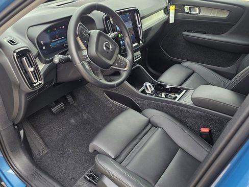Certified 2025 Volvo XC40 B5 Ultra w/ Climate Package image 16