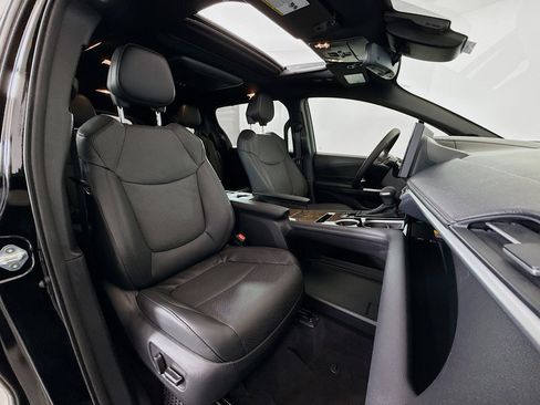 Used 2025 Toyota Sienna Platinum FWD image 27
