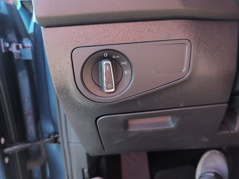 Used 2020 Volkswagen Tiguan SE image 21