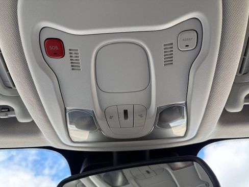 Used 2023 Jeep Renegade Limited image 22