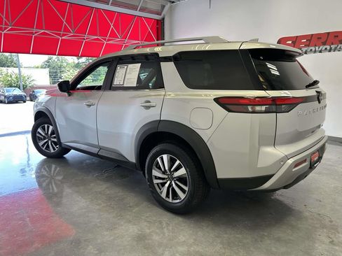 Used 2025 Nissan Pathfinder SL AWD/4WD image 6