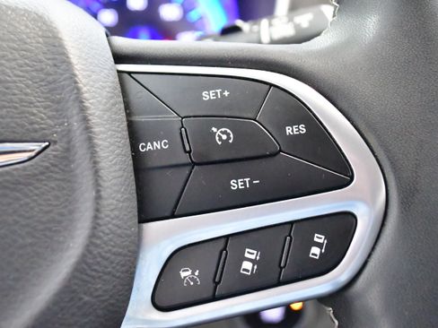 Used 2023 Chrysler Pacifica Touring-L image 49