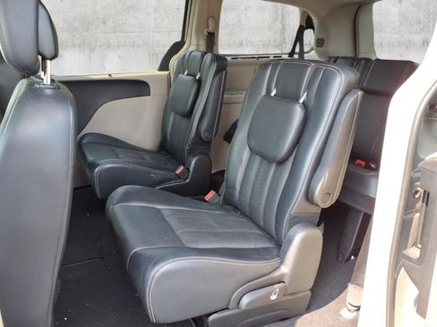Used 2013 Chrysler Town & Country Touring-L w/ Driver Convenience Group FWD image 5