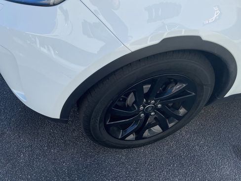 Used 2017 Land Rover Discovery SE image 5