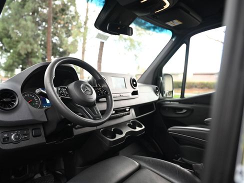Used 2020 Mercedes-Benz Sprinter 2500 image 23