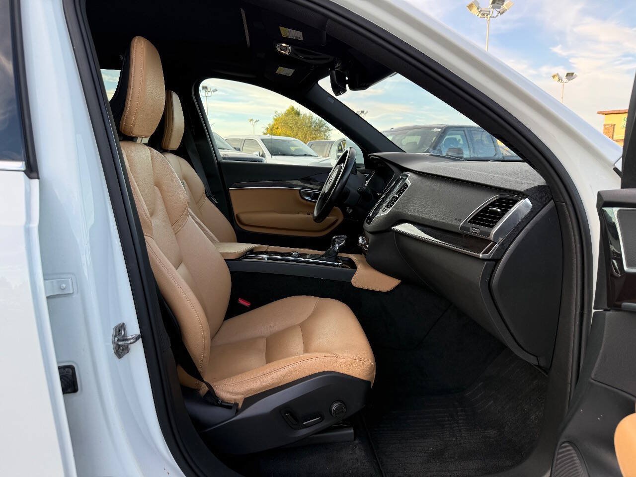 Used 2019 Volvo XC90 T6 Momentum w/ Advanced Package AWD/4WD image 14