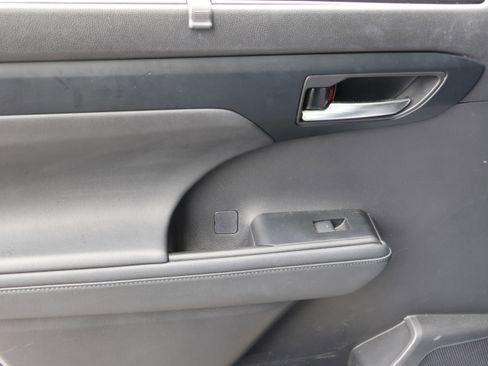 Used 2022 Toyota Highlander XLE FWD image 33