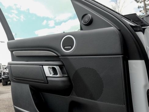 Used 2025 Land Rover Discovery Metropolitan Edition image 10