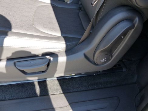 Used 2025 Kia Carnival EX FWD image 46