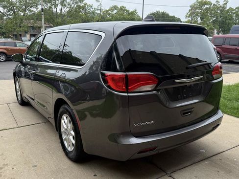 Used 2022 Chrysler Voyager LX FWD image 5