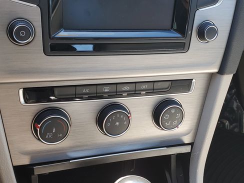 Used 2015 Volkswagen Golf TDI S image 24