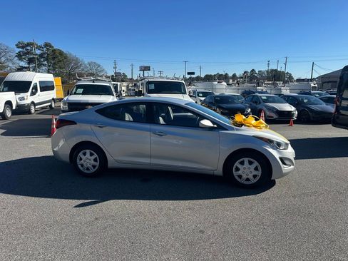 Used 2016 Hyundai Elantra SE image 9