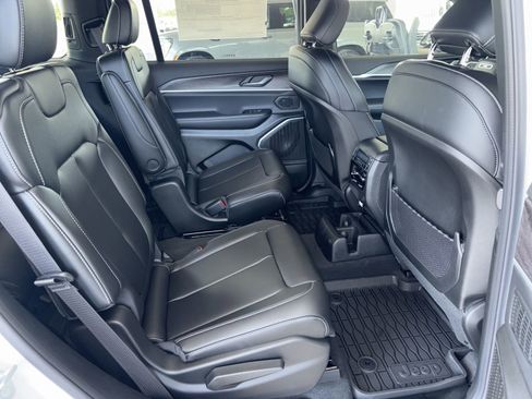 New 2025 Jeep Grand Cherokee L Limited w/ Black Appearance Package image 15