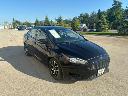 Used 2017 Ford Focus SE FWD image 3