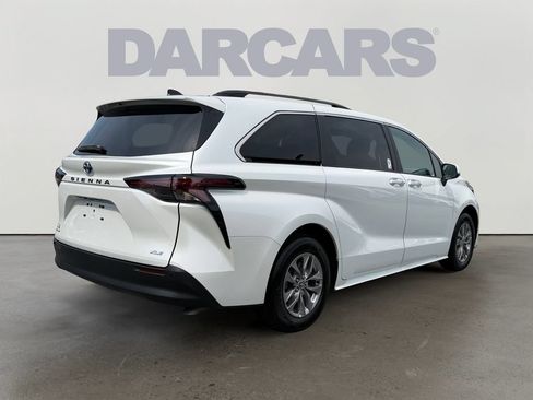 Used 2025 Toyota Sienna XLE AWD/4WD image 6
